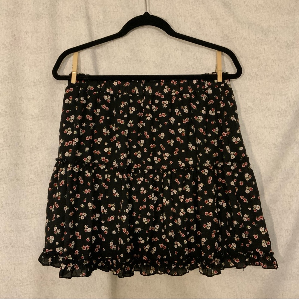NWT Francesca’s Mi Ami Black Tiered Floral Skirt (Large)